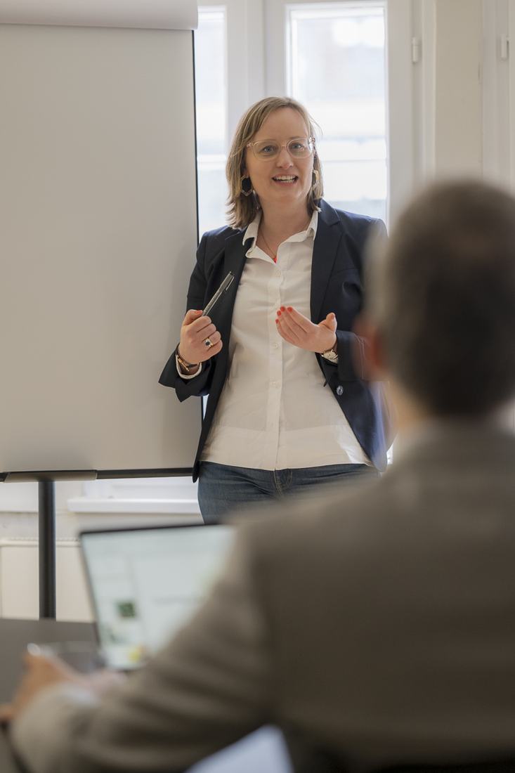 Anne Sendatzki bei einem Impulsvortrag am Flipchart